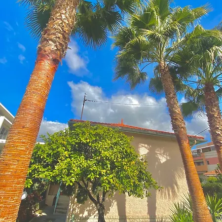 100m From Sea, Lovely House With Quiet Patio מלון 3*